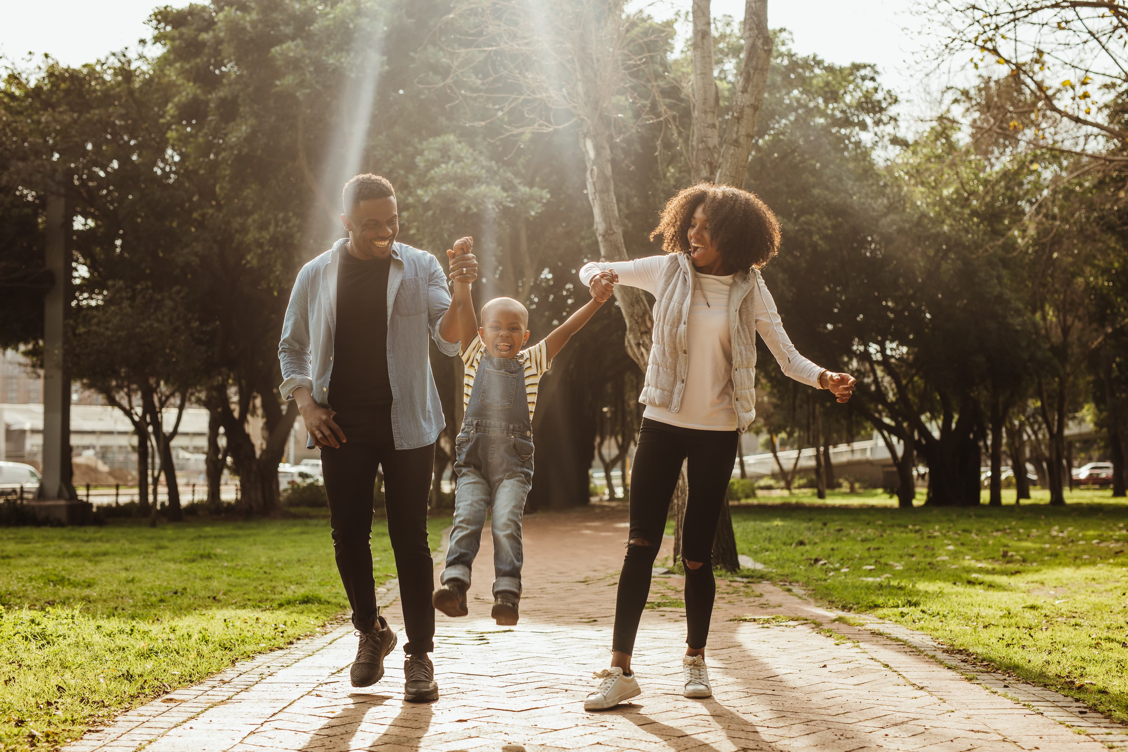 Family spending quality time outdoors in summer to support kids’ mental health and emotional wellness.